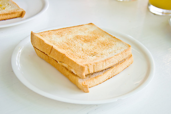 포토 JPG 해외이미지 음식 빵 조각 아침 샌드위치 건강 사람없음 갈색 식사 신선 뜨거움 아침식사 낟알 밀 굽기 먹기 토스트 탄수화물 해외202004 해외포토 주간 컬러 모션 곡류 구이 파일형식 이미지허브