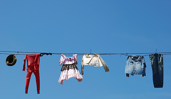 포토 JPG 해외이미지 구름 드레스 옷 선 셔츠 바지 하늘 바람 건조 사람없음 야외 빨간색 파란색 흰색 청바지 빨래 정상 빨랫줄 불기 블라우스 팬티 옛날 해외202004 해외포토 자연요소 줄 컬러 상의 가사 모션 하의 날씨 속옷 파일형식 이미지허브