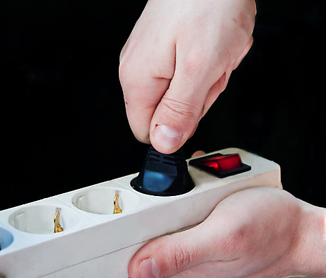 포토 JPG 해외이미지 1 손 남자 산업 선 백그라운드 컨셉 손가락 아이디어 기술 관리 사람 사람없음 검은색 힘 장비 에너지 흰색 잡기 닫기 콘센트 플러그 코드 연결 플라스틱 자르기 오브젝트 철사 고립 표준 공급 해외202004 해외포토 컬러 모션 재질 신체부위 파일형식 이미지허브