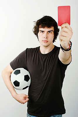 포토 JPG 해외이미지 손 얼굴 스포츠 셔츠 유니폼 공 손가락 한명 경기 빨간색 검은색 축구 분노 게임 신용카드 심판 규칙 법관 해외202004 해외포토 1 옷 감정 컬러 상의 놀이 사람 신체부위 금융 구기 법률가 파일형식 이미지허브