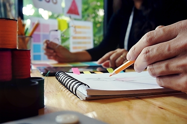 포토 JPG 해외이미지 백인 직업 디자인 드레스 옷 여자 산업 비즈니스 창조 성인 사람없음 유행 기계 직물 업무 작업실 마네킹 바느질 디자이너 스케치 그림 주인 수공예 재단 재단사 스타일리스트 핸드메이드 스타일 해외202004 해외포토 서양인 미술 사람 작업 공예 파일형식 이미지허브