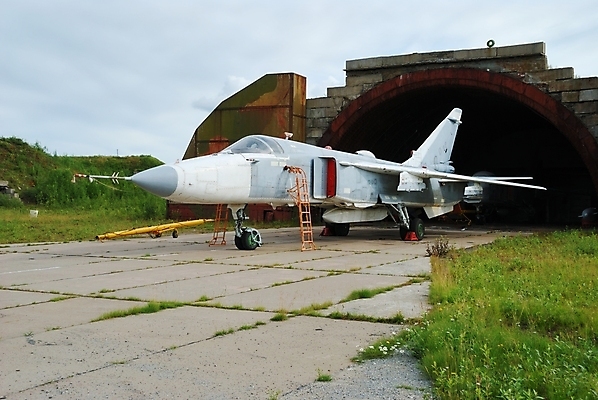 포토 JPG 해외이미지 날개 사다리 비행기 사람없음 공항 위험 군용 활주로 제트기 육군 격납고 대패 해외202004 해외포토 길 컨셉 항공교통 교통시설 대중교통 군대 도구 파일형식 이미지허브