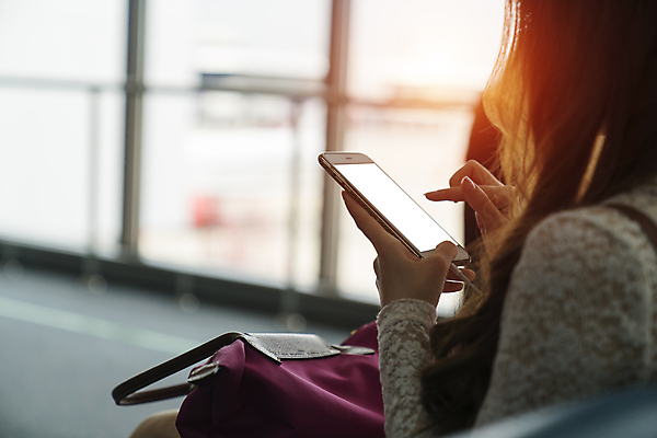 포토 JPG 해외이미지 여자 커피 인터넷 비즈니스 텍스트 통신 탁자 모바일 관리 사람 사람없음 노트북 스마트폰 핸드폰 컴퓨터 우주 상점 스크린 식당 카페 타이핑 잡기 네트워크 메시지 연결 무선전화기 스마트 소셜 힙스터 해외202004 해외포토 패션 음료 가구 컨셉 모션 전자제품 스마트기기 전화기 파일형식 이미지허브