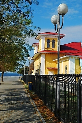 포토 JPG 해외이미지 나무 외관 공원 잎 건축양식 하늘 거리 사람없음 야외 건물 장식 노란색 등불 램프 클래식 구식 해외202004 해외포토 식물 건축물 공공시설 건축 컬러 컨셉 조명 파일형식 이미지허브