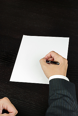 포토 JPG 해외이미지 백인 직업 손 남자 종이 비즈니스 통신 탁자 성공 아이디어 창조 한명 사람 정장 성인 펜 공백 기록 잡기 작업 비즈니스맨 전문직 편지 책상 계약 경영자 문서 결재 편지쓰기 해외202004 해외포토 서양인 1 옷 가구 컨셉 모션 신체부위 필기구 직장인 리더 파일형식 이미지허브