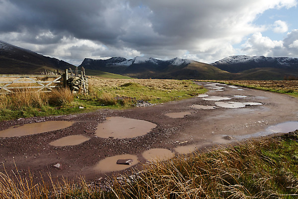 포토 JPG 해외이미지 구름 공원 도로 벽 하늘 웨일즈 산 거리 풍경 사람없음 야외 초록색 물 파란색 바위 거친 황무지 땅 산등성이 대문 선로 전국 수평선 스노도니아 해외202004 해외포토 자연요소 공공시설 길 컬러 교통시설 영국 문 파일형식 이미지허브