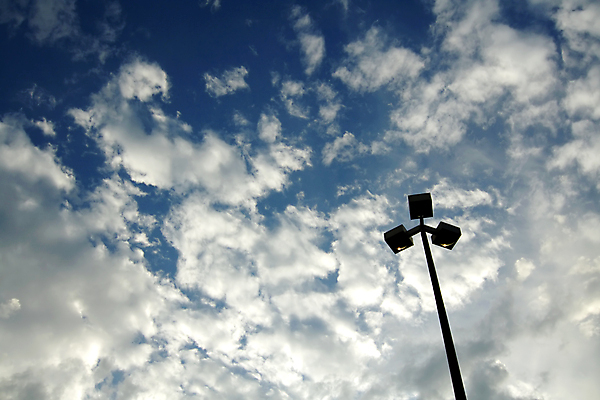 포토 JPG 해외이미지 구름 백그라운드 하늘 날씨 사람없음 파란색 빛 금속 램프 오브젝트 폭풍 봉 폭풍우 해외202004 해외포토 자연요소 컬러 재질 조명 비_날씨 자연재해 파일형식 이미지허브