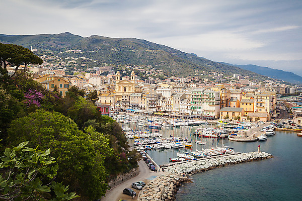 포토 JPG 해외이미지 유럽 바다 섬 여행 건축양식 풍경 사람없음 건물 물 여름 파란색 항구 프랑스 도시 보트 중세 역사 지중해 포트 타운 옛날 코르시카 해외202004 해외포토 자연요소 건축물 계절 건축 나라 컬러 배_교통 교통시설 파일형식 이미지허브