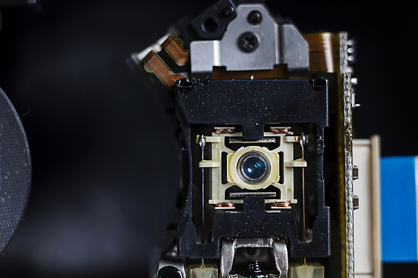 포토 JPG 해외이미지 백그라운드 실내 사람없음 파란색 컴퓨터 독서 머리 디지털 자료 장비 운전 정보 CD 전자 수납 연소 DVD 플레이어 하드웨어 해외202004 해외포토 컬러 모션 내부 신체부위 전자제품 파일형식 이미지허브