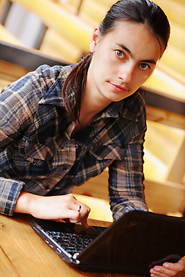 포토 JPG 해외이미지 모델 1 학생 옷 여자 행복 비즈니스 모션 자연 모바일 휴가 한명 사람 성인 야외 초록색 노트북 컴퓨터 햇빛 유행 터치 해외202004 해외포토 감정 컬러 전자제품 태양 생태계 파일형식 이미지허브