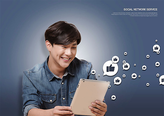 PSD 편집이미지 응시 남자 스마트라이프 한명 미소 사람 상반신 20대 성인 스마트기기 태블릿 한국인 최고 스마트 즐거움 반응 소셜네트워크 성인남자한명만 이미지편집 1 라이프스타일 시선 감정 컨셉 표정 동양인 청년 전자제품 남자한명만 성인남자만 파일형식