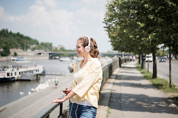 포토 JPG 주간 서양인 나무 응시 여자 여행 난간 거리 한명 미소 들기 사람 상반신 20대 성인 야외 옆모습 스마트폰 헤드셋 음악감상 잡기 유람선 프라하 가교 성인여자한명만 국내포토 자연요소 외국인 식물 1 건축물 시선 뷰포인트 음향기기 배_교통 모션 표정 청년 핸드폰 스마트기기 헤드폰 감상 체코 여자한명만 성인여자만 파일형식