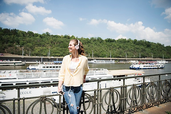 포토 JPG 주간 서양인 구름 응시 여자 여행 난간 하늘 거리 한명 미소 들기 사람 상반신 20대 성인 야외 앞모습 스마트폰 강 헤드셋 음악감상 자유 잡기 유람선 프라하 성인여자한명만 국내포토 자연요소 외국인 1 시선 뷰포인트 음향기기 컨셉 배_교통 모션 표정 청년 핸드폰 스마트기기 헤드폰 감상 체코 여자한명만 성인여자만 파일형식