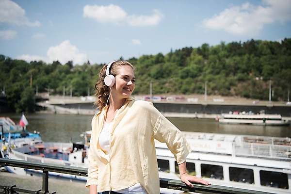 포토 JPG 주간 서양인 구름 응시 여자 여행 난간 하늘 거리 한명 미소 사람 상반신 20대 성인 야외 앞모습 강 헤드셋 음악감상 자유 잡기 유람선 프라하 성인여자한명만 국내포토 자연요소 외국인 1 시선 뷰포인트 음향기기 컨셉 배_교통 모션 표정 청년 헤드폰 감상 체코 여자한명만 성인여자만 파일형식