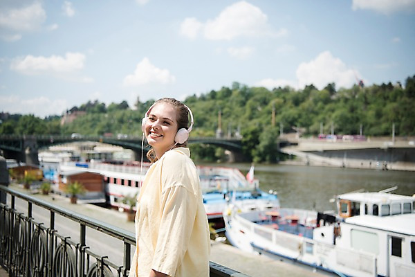 포토 JPG 주간 서양인 응시 여자 여행 난간 거리 한명 미소 사람 상반신 20대 성인 야외 옆모습 강 헤드셋 음악감상 자유 유람선 프라하 가교 선박 성인여자한명만 국내포토 자연요소 외국인 1 건축물 시선 뷰포인트 음향기기 컨셉 수상교통 배_교통 표정 청년 헤드폰 감상 체코 여자한명만 성인여자만 파일형식