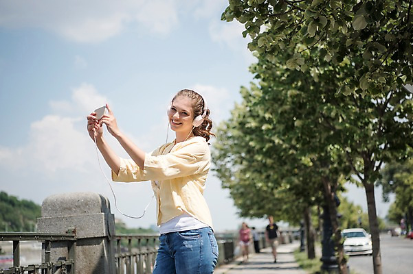 포토 JPG 주간 서양인 나무 구름 응시 여자 남자 도로 여행 난간 자동차 하늘 미소 들기 사람 여러명 상반신 20대 성인 야외 옆모습 스마트폰 걷기 헤드셋 셀프카메라 프라하 국내포토 자연요소 외국인 식물 시선 길 육상교통 뷰포인트 음향기기 다수 교통시설 모션 표정 청년 핸드폰 스마트기기 사진촬영 헤드폰 체코 파일형식