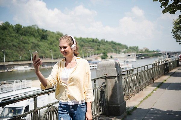 포토 JPG 주간 서양인 응시 여자 여행 난간 거리 한명 미소 들기 사람 상반신 20대 성인 야외 앞모습 스마트폰 강 헤드셋 음악감상 자유 유람선 프라하 가교 성인여자한명만 국내포토 자연요소 외국인 1 건축물 시선 뷰포인트 음향기기 컨셉 배_교통 모션 표정 청년 핸드폰 스마트기기 헤드폰 감상 체코 여자한명만 성인여자만 파일형식