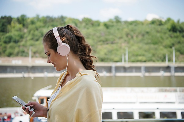 포토 JPG 주간 서양인 응시 여자 여행 거리 한명 미소 들기 사람 상반신 20대 성인 야외 옆모습 스마트폰 강 헤드셋 음악감상 터치 유람선 프라하 성인여자한명만 국내포토 자연요소 외국인 1 시선 뷰포인트 음향기기 배_교통 모션 표정 청년 핸드폰 스마트기기 헤드폰 감상 체코 여자한명만 성인여자만 파일형식