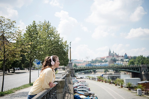 포토 JPG 주간 서양인 나무 응시 여자 도로 여행 난간 자동차 유럽건축 거리 한명 미소 사람 상반신 20대 성인 야외 옆모습 스마트폰 강 헤드셋 기댐 음악감상 성 프라하 가교 성인여자한명만 국내포토 자연요소 외국인 식물 1 건축물 시선 길 육상교통 뷰포인트 음향기기 서양건축 교통시설 모션 표정 청년 핸드폰 스마트기기 헤드폰 감상 체코 여자한명만 성인여자만 파일형식