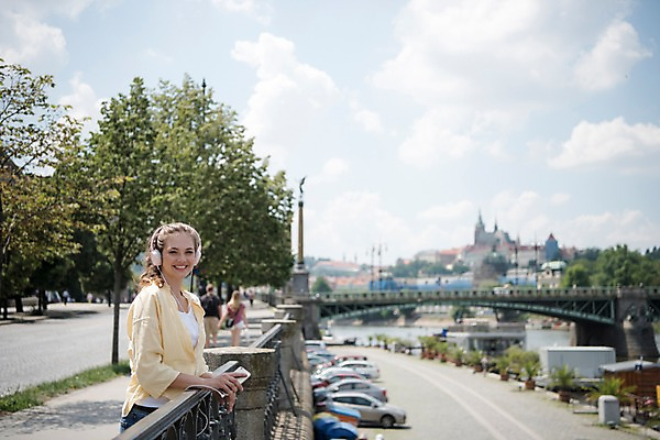 포토 JPG 주간 서양인 나무 구름 응시 여자 도로 여행 난간 자동차 하늘 유럽건축 거리 한명 미소 사람 상반신 20대 성인 야외 옆모습 스마트폰 강 헤드셋 음악감상 자유 잡기 성 프라하 가교 성인여자한명만 국내포토 자연요소 외국인 식물 1 건축물 시선 길 육상교통 뷰포인트 음향기기 컨셉 서양건축 교통시설 모션 표정 청년 핸드폰 스마트기기 헤드폰 감상 체코 여자한명만 성인여자만 파일형식