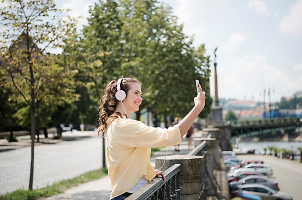 포토 JPG 주간 서양인 나무 응시 여자 도로 여행 난간 자동차 한명 미소 사람 상반신 20대 성인 야외 옆모습 스마트폰 헤드셋 잡기 셀프카메라 프라하 가교 성인여자한명만 국내포토 자연요소 외국인 식물 1 건축물 시선 길 육상교통 뷰포인트 음향기기 교통시설 모션 표정 청년 핸드폰 스마트기기 사진촬영 헤드폰 체코 여자한명만 성인여자만 파일형식