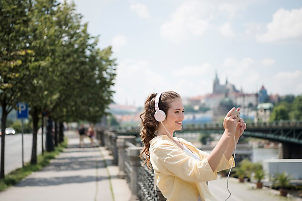 포토 JPG 주간 서양인 나무 응시 여자 도로 여행 유럽건축 한명 미소 사람 상반신 20대 성인 야외 옆모습 스마트폰 사진촬영 헤드셋 음악감상 성 프라하 가교 성인여자한명만 국내포토 자연요소 외국인 식물 1 건축물 시선 길 뷰포인트 음향기기 서양건축 교통시설 표정 청년 핸드폰 스마트기기 촬영 헤드폰 감상 체코 여자한명만 성인여자만 파일형식