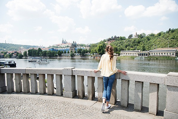 포토 JPG 주간 전신 서양인 응시 여자 여행 난간 유럽건축 거리 한명 서기 사람 풍경 20대 성인 야외 뒷모습 강 잡기 도시 유람선 프라하 성인여자한명만 국내포토 자연요소 외국인 1 시선 뷰포인트 배_교통 서양건축 모션 청년 체코 여자한명만 성인여자만 파일형식