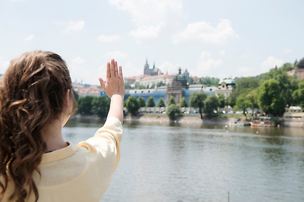 포토 JPG 주간 서양인 나무 여자 여행 유럽건축 거리 한명 사람 상반신 20대 성인 야외 뒷모습 강 성 손내밀기 프라하 선박 성인여자한명만 국내포토 자연요소 외국인 식물 1 건축물 뷰포인트 수상교통 서양건축 손짓 청년 체코 여자한명만 성인여자만 파일형식