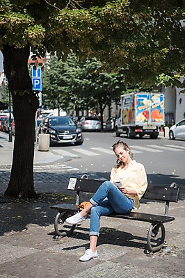 포토 JPG 주간 전신 서양인 나무 응시 여자 도로 여행 벤치 자동차 거리 한명 사람 앉기 20대 성인 야외 앞모습 공책 프라하 성인여자한명만 국내포토 자연요소 외국인 식물 1 시선 길 육상교통 뷰포인트 의자 교통시설 모션 문구용품 청년 체코 여자한명만 성인여자만 파일형식