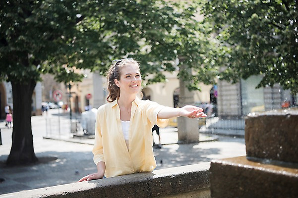 포토 JPG 주간 서양인 나무 응시 여자 여행 거리 한명 미소 사람 상반신 20대 성인 야외 건물 앞모습 자유 손내밀기 분수 분수대 광장 프라하 성인여자한명만 국내포토 자연요소 외국인 식물 1 건축물 시선 뷰포인트 컨셉 표정 손짓 청년 체코 여자한명만 성인여자만 파일형식