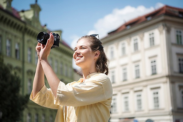 포토 JPG 주간 서양인 구름 응시 여자 여행 하늘 유럽건축 한명 미소 들기 사람 상반신 20대 성인 야외 건물 옆모습 선글라스 카메라 사진촬영 프라하 성인여자한명만 국내포토 자연요소 외국인 1 건축물 시선 안경 뷰포인트 서양건축 모션 표정 청년 전자제품 촬영 체코 여자한명만 성인여자만 파일형식