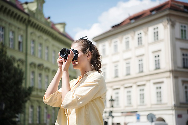 포토 JPG 주간 서양인 나무 여자 여행 유럽건축 한명 사람 상반신 20대 성인 야외 건물 옆모습 카메라 사진촬영 프라하 성인여자한명만 국내포토 자연요소 외국인 식물 1 건축물 뷰포인트 서양건축 청년 전자제품 촬영 체코 여자한명만 성인여자만 파일형식