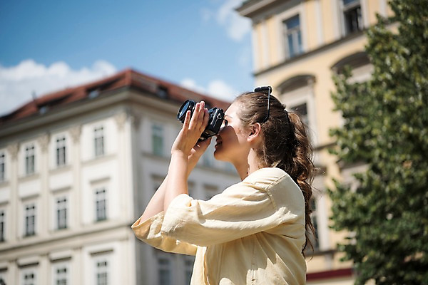 포토 JPG 주간 서양인 나무 구름 응시 여자 여행 하늘 유럽건축 한명 사람 상반신 20대 성인 야외 건물 옆모습 카메라 사진촬영 프라하 성인여자한명만 국내포토 자연요소 외국인 식물 1 건축물 시선 뷰포인트 서양건축 청년 전자제품 촬영 체코 여자한명만 성인여자만 파일형식