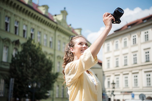 포토 JPG 주간 서양인 나무 구름 응시 여자 여행 하늘 유럽건축 한명 미소 사람 상반신 20대 성인 야외 건물 옆모습 카메라 사진촬영 올려보기 프라하 성인여자한명만 국내포토 자연요소 외국인 식물 1 건축물 시선 뷰포인트 서양건축 모션 표정 청년 전자제품 촬영 체코 여자한명만 성인여자만 파일형식