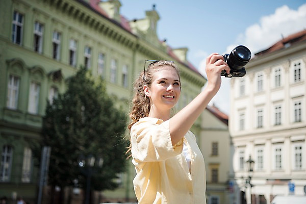 포토 JPG 주간 서양인 나무 응시 여자 여행 유럽건축 한명 미소 들기 사람 상반신 20대 성인 야외 건물 앞모습 카메라 프라하 성인여자한명만 국내포토 자연요소 외국인 식물 1 건축물 시선 뷰포인트 서양건축 모션 표정 청년 전자제품 체코 여자한명만 성인여자만 파일형식
