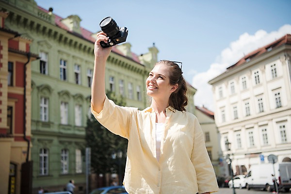 포토 JPG 주간 서양인 응시 여자 여행 유럽건축 거리 한명 미소 들기 사람 상반신 20대 성인 야외 건물 앞모습 카메라 사진촬영 광장 프라하 성인여자한명만 국내포토 자연요소 외국인 1 건축물 시선 뷰포인트 서양건축 모션 표정 청년 전자제품 촬영 체코 여자한명만 성인여자만 파일형식
