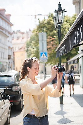 포토 JPG 주간 서양인 나무 응시 여자 여행 자동차 유럽건축 거리 한명 미소 들기 사람 상반신 20대 성인 야외 건물 옆모습 카메라 사진촬영 도시 프라하 성인여자한명만 국내포토 자연요소 외국인 식물 1 건축물 시선 육상교통 뷰포인트 서양건축 모션 표정 청년 전자제품 촬영 체코 여자한명만 성인여자만 파일형식