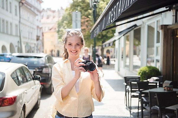 포토 JPG 주간 서양인 응시 여자 여행 자동차 거리 한명 미소 들기 사람 상반신 20대 성인 야외 건물 앞모습 카메라 상점 프라하 성인여자한명만 국내포토 자연요소 외국인 1 건축물 시선 육상교통 뷰포인트 모션 표정 청년 전자제품 체코 여자한명만 성인여자만 파일형식