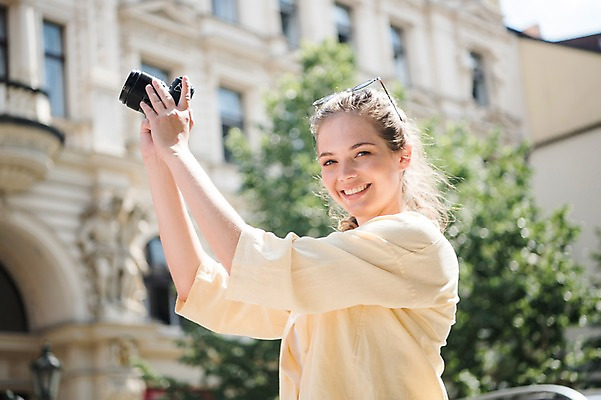포토 JPG 주간 서양인 나무 응시 여자 여행 고건축 유럽건축 한명 미소 들기 사람 상반신 20대 성인 야외 옆모습 카메라 프라하 성인여자한명만 국내포토 자연요소 외국인 식물 1 건축물 시선 뷰포인트 서양건축 모션 표정 청년 전자제품 체코 여자한명만 성인여자만 파일형식
