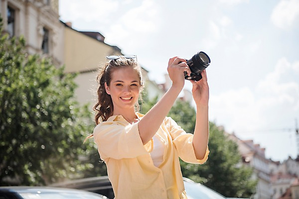 포토 JPG 주간 서양인 나무 응시 여자 여행 한명 미소 들기 사람 상반신 20대 성인 야외 앞모습 카메라 사진촬영 프라하 성인여자한명만 국내포토 자연요소 외국인 식물 1 시선 뷰포인트 모션 표정 청년 전자제품 촬영 체코 여자한명만 성인여자만 파일형식