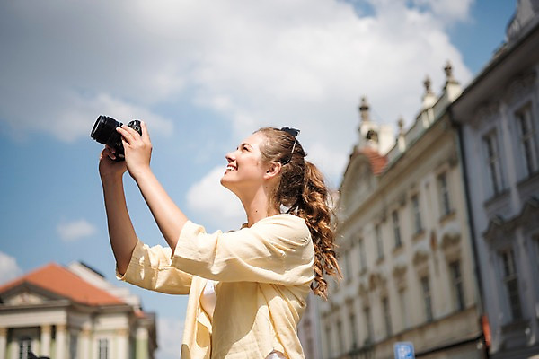 포토 JPG 주간 서양인 구름 응시 여자 여행 고건축 하늘 유럽건축 한명 미소 들기 사람 상반신 20대 성인 야외 옆모습 카메라 올려보기 프라하 성인여자한명만 국내포토 자연요소 외국인 1 건축물 시선 뷰포인트 서양건축 모션 표정 청년 전자제품 체코 여자한명만 성인여자만 파일형식