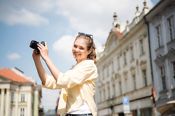 포토 JPG 주간 서양인 구름 응시 여자 여행 고건축 하늘 유럽건축 한명 미소 들기 사람 상반신 20대 성인 야외 옆모습 선글라스 카메라 프라하 성인여자한명만 국내포토 자연요소 외국인 1 건축물 시선 안경 뷰포인트 서양건축 모션 표정 청년 전자제품 체코 여자한명만 성인여자만 파일형식