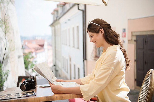 포토 JPG 주간 서양인 나무 응시 여자 여행 지도 의자 돌담 한명 미소 들기 사람 앉기 상반신 20대 성인 야외 옆모습 카메라 골목길 메뉴판 프라하 성인여자한명만 국내포토 자연요소 외국인 식물 1 시선 길 뷰포인트 가구 모션 표정 청년 전자제품 담장 돌_바위 체코 여자한명만 성인여자만 파일형식
