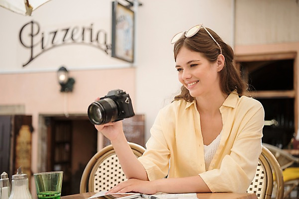 포토 JPG 주간 서양인 응시 여자 여행 의자 한명 미소 들기 사람 앉기 상반신 20대 성인 야외 앞모습 선글라스 카메라 프라하 성인여자한명만 국내포토 자연요소 외국인 1 시선 안경 뷰포인트 가구 모션 표정 청년 전자제품 체코 여자한명만 성인여자만 파일형식