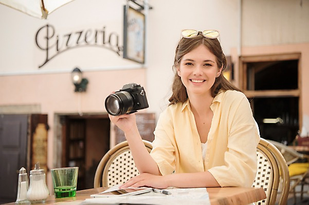 포토 JPG 주간 서양인 응시 여자 여행 지도 의자 한명 미소 들기 사람 앉기 상반신 20대 성인 야외 앞모습 스마트폰 펜 카메라 물컵 프라하 성인여자한명만 국내포토 자연요소 외국인 1 시선 뷰포인트 가구 모션 표정 청년 컵 전자제품 핸드폰 스마트기기 필기구 체코 여자한명만 성인여자만 파일형식