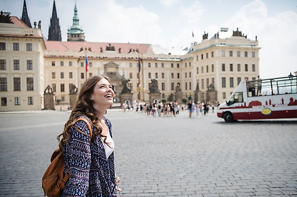 포토 JPG 주간 서양인 응시 여자 남자 여행 유럽건축 거리 미소 사람 여러명 상반신 20대 성인 야외 옆모습 동상 여행객 자유 올려보기 깃발 광장 프라하 관광버스 국내포토 자연요소 외국인 시선 뷰포인트 다수 컨셉 서양건축 모션 버스 표정 청년 조형물 체코 기념물 파일형식