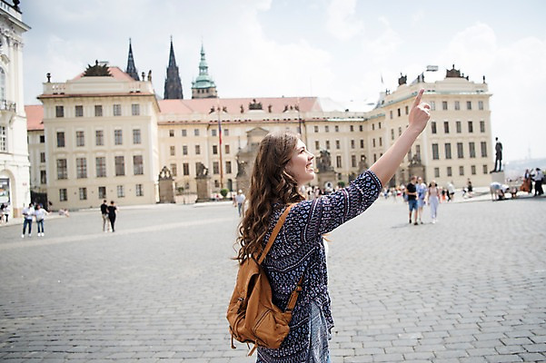포토 JPG 주간 서양인 응시 여자 남자 여행 유럽건축 거리 미소 사람 여러명 상반신 20대 성인 야외 옆모습 관광지 동상 여행객 자유 가리킴 깃발 광장 프라하 국내포토 자연요소 외국인 시선 뷰포인트 다수 컨셉 서양건축 표정 손짓 청년 조형물 체코 기념물 파일형식