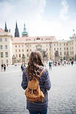 포토 JPG 주간 서양인 구름 응시 여자 남자 여행 유럽건축 거리 서기 사람 여러명 상반신 20대 성인 야외 건물 뒷모습 관광지 동상 여행객 자유 깃발 광장 프라하 국내포토 자연요소 외국인 건축물 시선 뷰포인트 다수 컨셉 서양건축 모션 청년 조형물 체코 기념물 파일형식