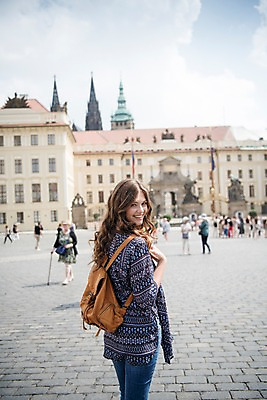 포토 JPG 주간 서양인 응시 여자 남자 여행 유럽건축 거리 서기 미소 사람 여러명 상반신 20대 성인 야외 뒷모습 관광지 동상 여행객 걷기 자유 뒤돌아보기 광장 프라하 국내포토 자연요소 외국인 시선 뷰포인트 다수 컨셉 서양건축 모션 표정 청년 조형물 체코 기념물 파일형식