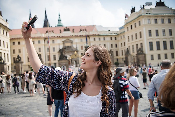 포토 JPG 주간 서양인 응시 여자 남자 여행 유럽건축 한명 미소 들기 사람 여러명 상반신 20대 성인 야외 앞모습 뒷모습 관광지 스마트폰 여행객 혼잡 셀프카메라 광장 프라하 성인여자한명만 국내포토 자연요소 외국인 1 시선 뷰포인트 다수 서양건축 모션 표정 청년 핸드폰 스마트기기 사진촬영 체코 여자한명만 성인여자만 파일형식